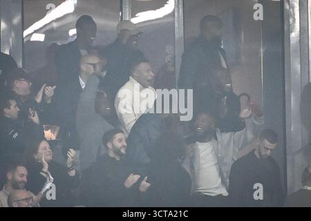 Kylian MBAPPE et Wilfrid (Wilfried) MBAPPE célèbrent le but d'Ethan MBAPPE de Lille lors du match de Ligue 1 entre le LOSC Lille et le Paris Saint-Germain le 5 octobre 2025 au stade Pierre Mauroy de Villeneuve-d'Ascq près de Lille - photo Matthieu Mirville/DPPI crédit : DPPI Media/Alamy Live News Banque D'Images