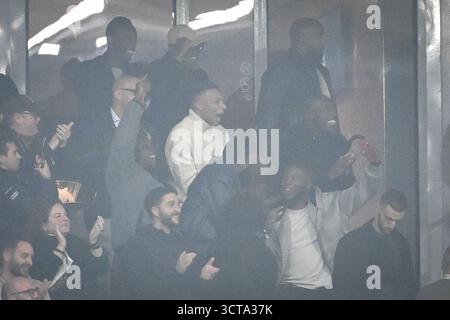 5 octobre 2025, Villeneuve-D'ascq, France, France : Kylian MBAPPE et Wilfrid (Wilfried) MBAPPE célèbrent le but d'Ethan MBAPPE de Lille lors du match de Ligue 1 entre Lille OSC (LOSC) et Paris Saint-Germain (PSG) au stade Pierre Mauroy le 05 octobre 2025 à Villeneuve-d'Ascq près de Lille, France. (Crédit image : © Matthieu Mirville/ZUMA Press Wire) USAGE ÉDITORIAL SEULEMENT ! Non destiné à UN USAGE commercial ! Banque D'Images