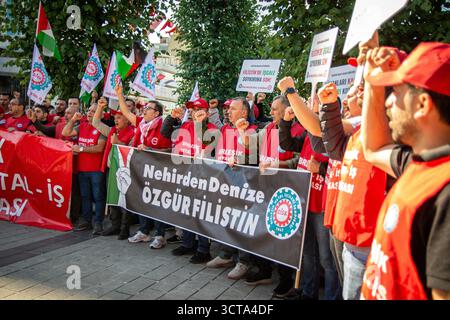 Istanbul, Istanbul, Turquie. 5 octobre 2025. Les militants se sont rassemblés pour une marche pro-palestinienne organisée par le Comité d’action Palestine, marchant du Centre culturel Ataturk à Dolmabahce. Organisée dans le cadre d'un appel international à la solidarité, la manifestation a rassemblé des groupes de gauche et socialistes ainsi que des participants de divers segments de la société. La marche s'est déroulée dans des conditions de forte sécurité et s'est achevée après un communiqué de presse. (Crédit image : © Abdullah Tepeli/ZUMA Press Wire) USAGE ÉDITORIAL SEULEMENT ! Non destiné à UN USAGE commercial ! Banque D'Images