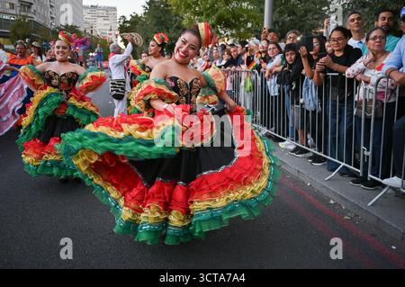 Madrid, Espagne. 05 octobre 2025. Plusieurs personnes vêtues de costumes traditionnels latino-américains lors de la Cavalcade du Festival du patrimoine hispanique sur la Gran Vía le 5 octobre 2025, à Madrid, en Espagne. (Photo par Oscar Gonzalez/Sipa USA) crédit : Sipa USA/Alamy Live News Banque D'Images