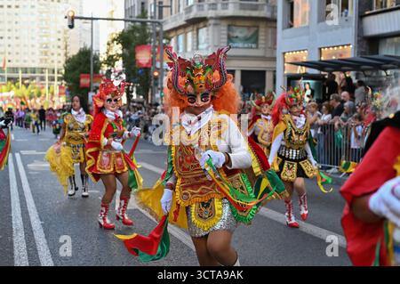 Madrid, Espagne. 05 octobre 2025. Plusieurs personnes vêtues de costumes traditionnels latino-américains lors de la Cavalcade du Festival du patrimoine hispanique sur la Gran Vía le 5 octobre 2025, à Madrid, en Espagne. (Photo par Oscar Gonzalez/Sipa USA) crédit : Sipa USA/Alamy Live News Banque D'Images