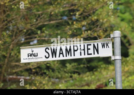 Panneau de rue pour Swamphen Walk sur le campus de l'Université Adventiste du Pacifique, Port Moresby, Papouasie-Nouvelle-Guinée. Banque D'Images