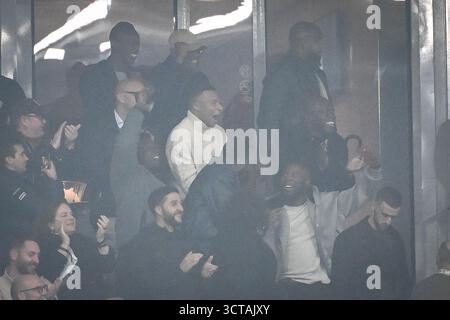 Kylian MBAPPE et Wilfrid (Wilfried) MBAPPE célèbrent le but d'Ethan MBAPPE de Lille lors du match de Ligue 1 entre le LOSC Lille et le Paris Saint-Germain le 5 octobre 2025 au stade Pierre Mauroy de Villeneuve-d'Ascq près de Lille Banque D'Images