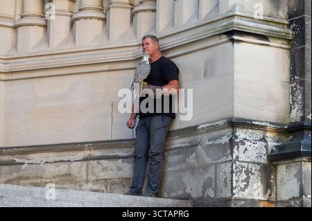 New York, États-Unis. 05 octobre 2025. NEW YORK, NEW YORK - 05 OCTOBRE : Falconer avec son faucon attend pour entrer en service pour la bénédiction des animaux à la cathédrale de John le Divin le 5 octobre 2025 à New York. En l’honneur de François d’assise, saint patron des animaux et de l’environnement, les chrétiens célèbrent en bénissant les animaux et en priant. Crédit : Ron Adar/Alamy Live News Banque D'Images