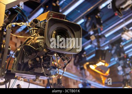 Caméra de studio avec éclairage professionnel suspendue sous le plafond, prête pour la diffusion ou l'enregistrement vidéo Banque D'Images
