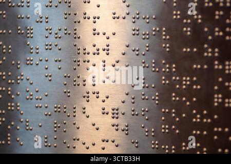 Le braille est un système d’écriture tactile pour les malvoyants, vital pour leur accès à l’information et leur intégration sociale. Banque D'Images