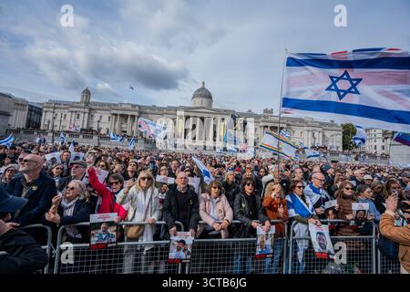 Londres, Royaume-Uni. 05 octobre 2025. Les participants se réunissent à Trafalgar Square pendant l'événement commémoratif. Moins d’une semaine après l’attaque de Manchester contre une synagogue, des milliers de membres de la communauté juive de Londres se sont réunis lors d’un grand événement commémoratif à Trafalgar Square sous haute sécurité pour marquer le deuxième anniversaire des événements tragiques du 7 octobre qui ont précipité le conflit actuel à Gaza. Crédit : SOPA images Limited/Alamy Live News Banque D'Images