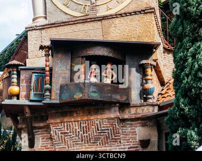 Gros plan sur le spectacle de marionnettes à la tour de l'horloge penchée à Tbilissi, Géorgie, avec des figurines artisanales et des détails artistiques, une attractio charmante Banque D'Images