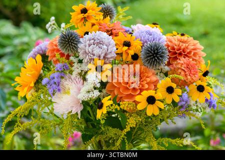 Bouquet d'été. Bel arrangement de fleurs fraîches orange, jaune et bleu. Bouquet d'anniversaire ou de mariage fait de fleurs d'été. Banque D'Images