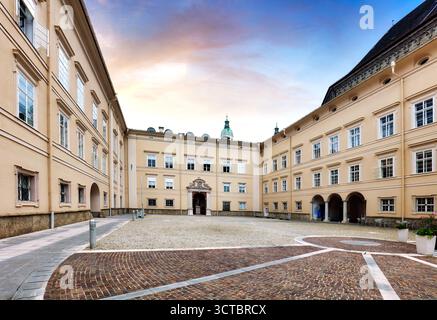 Vue sur la cour intérieure du bâtiment de représentation étudiante Juridicum Salzburg dans le centre-ville - Cour universitaire Banque D'Images