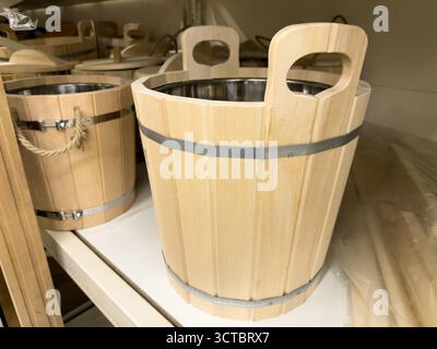 Un seau de bois pour un bain. Travail manuel Banque D'Images