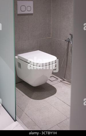 Fermez couvrir la cuvette des toilettes dans la salle de bain Banque D'Images