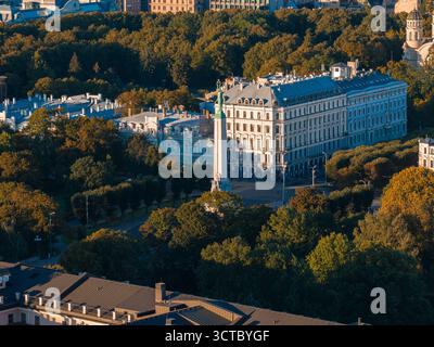 Vue aérienne du monument de la liberté et du parc environnant à Riga, Lettonie Banque D'Images