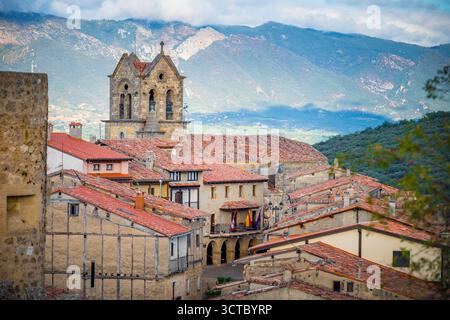 Frias, Espagne, 24 septembre 2025 : vue sur Frias, une ville médiévale historique sur une colline au-dessus de l'Èbre dans la province de Burgos, Castille et Léon, Nor Banque D'Images