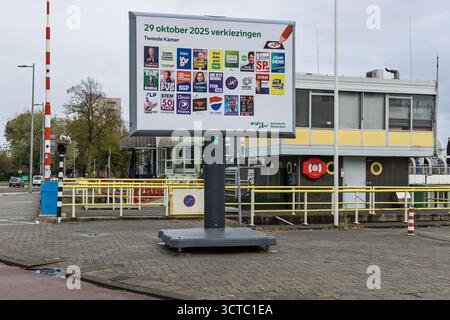 Un panneau d'affichage électoral dans une zone industrielle, promouvant les élections néerlandaises sur fond d'un bâtiment portuaire. Rotterdam, pays-Bas. 19 octobre Banque D'Images