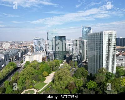 Vue aérienne des cimes d'arbres émeraude rencontrez les façades étincelantes des gratte-ciels modernes de Bruxelles, juxtaposant le calme de la nature et la vitalité urbaine, Bruxelles, Belgique. Banque D'Images