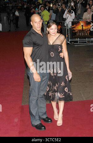 Alexa Davalos et vin Diesel à The Chronicles of Riddick : pitch Black 2 avant-première du film britannique, Leicester Square, Londres - 09/08/04 Banque D'Images