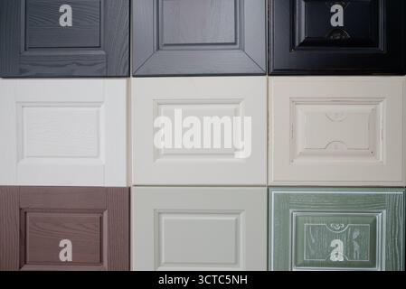 Échantillons de façades de cuisine de différentes couleurs et textures avec un panneau classique pour la sélection du design Banque D'Images