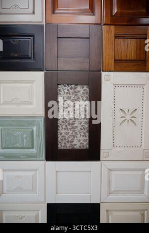 Échantillons de façades de cuisine de différentes couleurs et textures avec un panneau classique pour la sélection du design Banque D'Images