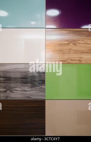 Échantillons de façades de cuisine de différentes couleurs et textures avec un panneau classique pour la sélection du design Banque D'Images