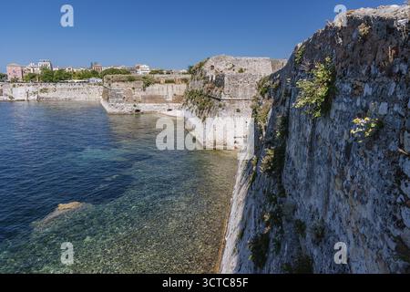 Murs de la vieille forteresse à Corfou sur l'île de Corfou en Grèce Banque D'Images