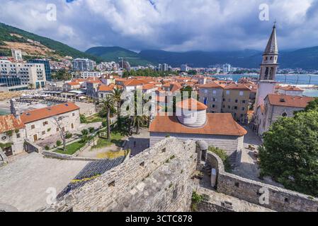 Vue aérienne de la citadelle sur la vieille ville de Budva, côte adriatique au Monténégro Banque D'Images