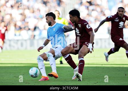 Rome, Italie. 04 octobre 2025. Taty Castellanos de Lazio se bat pour le ballon avec Saul Coco de Turin pendant le championnat italien Serie A tapis de football Banque D'Images
