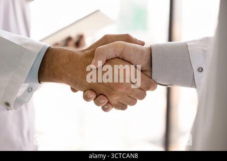 Gros plan de deux collègues médecins se serrant la main Banque D'Images