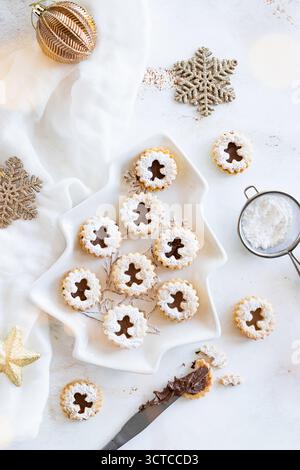 Biscuits sandwich festive Linzer sur assiette Banque D'Images