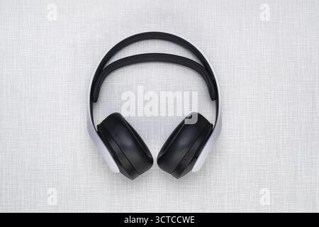 Top shot d'un casque PlayStation 5 sur une plaque Resopal blanche Banque D'Images