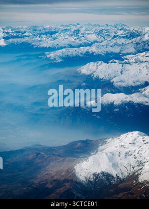 Les Alpes d'en haut sur un Moody tôt le matin Banque D'Images
