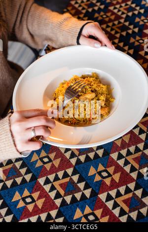 Plat de riz sur nappe à motifs Banque D'Images