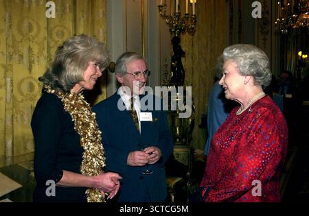 Photo du dossier datée du 22/03/01 de la reine Elizabeth II lors d’une réception au palais de Buckingham, à Londres, pour le British Book World, discutant avec l’auteure Jilly Cooper et l’acteur Andrew Sachs. Auteur Dame Jilly Cooper est décédée à l'âge de 88 ans, a déclaré un porte-parole. Date d'émission : lundi 6 octobre 2025. Banque D'Images