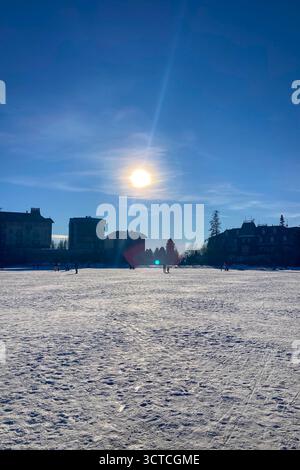 SLOVAQUIE, STREBSKE PLESO - 30 DÉCEMBRE 2024 : paysage hivernal de Strbske pleso qui est un ski, destination touristique de premier plan, et station de santé situé sur Banque D'Images