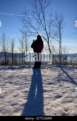 SLOVAQUIE, STREBSKE PLESO - 30 DÉCEMBRE 2024 : paysage hivernal de Strbske pleso qui est un ski, destination touristique de premier plan, et station de santé situé sur Banque D'Images