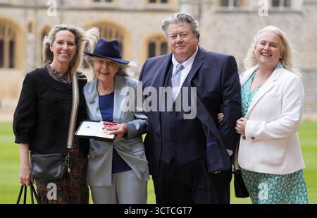 Photo du dossier datée du 14/05/24 de Dame Jilly Cooper (2e à gauche) avec sa fille Emily Tarrant (à gauche) et son fils Felix Cooper et sa femme Edwina (à droite) après avoir été fait Dame Commandeur de l'Empire britannique par le roi Charles III au château de Windsor, Berkshire. Auteur Dame Jilly Cooper est décédée à l'âge de 88 ans, a déclaré un porte-parole. Date d'émission : lundi 6 octobre 2025. Banque D'Images