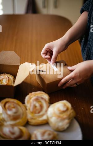Scellement à la main d'une boîte de pâte en papier Banque D'Images
