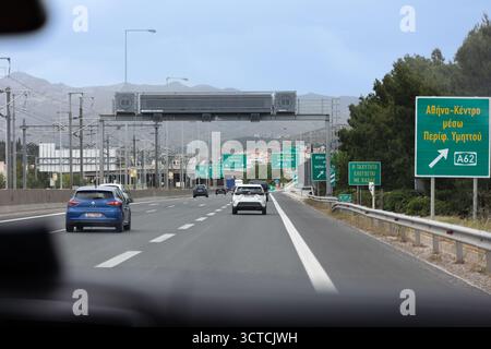 Athènes, Grèce - avril 30 2025 : une vue d'une voiture en mouvement montre une autoroute à l'extérieur d'Athènes avec le trafic passant sous plusieurs directions Banque D'Images