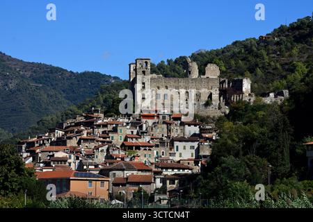 Cette image montre le village médiéval de Dolceacqua dans la région Ligurie du nord de l'Italie, dominé par les ruines du château de Doria (Castello Doria). Banque D'Images