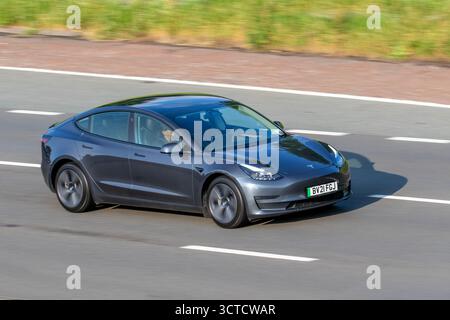 2021 Grey Tesla modèle 3 long Range AWD 100D kwh Dual Motor Auto Saloon car Electricité 254 kW ; se déplaçant à grande vitesse sur l'autoroute M61, Manchester, Royaume-Uni Banque D'Images