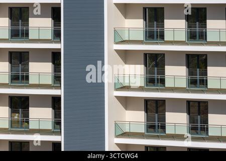 Façade de bâtiment résidentiel moderne avec balcons et fenêtres, répétition du motif géométrique Banque D'Images
