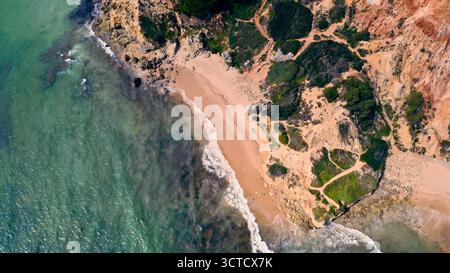 Vue aérienne de la côte de l'Algarve Portugal avec des falaises turquoise océan bleu vagues d'eau plage de sable nature été voyage côte Atlantique célèbre tourisme Banque D'Images