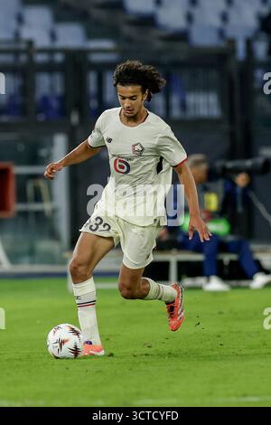 Le milieu de terrain français de Lille Ayyoub Bouaddi contrôle le ballon lors du match de la phase Mech jour 2 de l'UEFA Europa League opposant L'AS Roma vs Lille Olympique Sporting Club Lille Mwtropole au stade Olimpico le 02 octobre 2025 à Rome, Italie. Banque D'Images