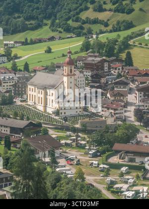 Vue aérienne donnant sur la ville de Neustift ville principale et centre touristique dans la vallée de Stubai dans les Alpes de Stubai non loin d'Innsbruck Banque D'Images