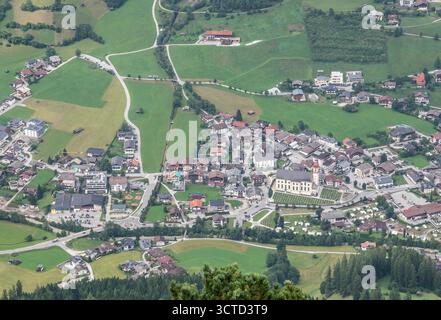 Vue aérienne donnant sur la ville de Neustift ville principale et centre touristique dans la vallée de Stubai dans les Alpes de Stubai non loin d'Innsbruck Banque D'Images