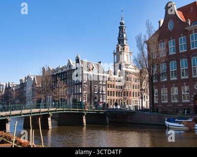 Classic Amsterdam canal et Montelbaanstoren - scène emblématique du canal d'Amsterdam avec un pont, des maisons historiques à pignons et le Montelbaan distinctif Banque D'Images