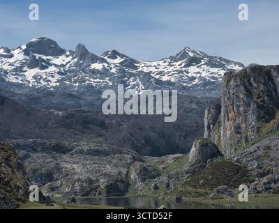 Superbes sommets montagneux reflétés dans le lac - vue spectaculaire en angle élevé sur les montagnes enneigées Picos de Europa reflétées dans le lac Ercina, entouré de montagnes accidentées Banque D'Images