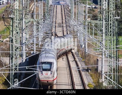 Neubaustrecke der Bahn von Wendlingen nach Ulm. Streckenabschnitt BEI Kirchheim unter Teck mit ICE. // 02.10.2025. Kirchheim unter Teck, Bade-Württemberg, Deutschland *** Nouvelle ligne de chemin de fer de Wendlingen à Ulm près de Kirchheim unter Teck avec ICE 02 10 2025 Kirchheim unter Teck, Bade-Württemberg, Allemagne Banque D'Images