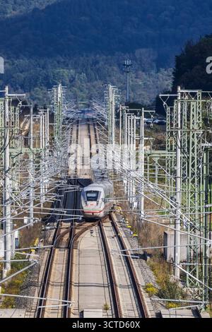 Neubaustrecke der Bahn von Wendlingen nach Ulm. Streckenabschnitt BEI Kirchheim unter Teck mit ICE. // 02.10.2025. Kirchheim unter Teck, Bade-Württemberg, Deutschland *** Nouvelle ligne de chemin de fer de Wendlingen à Ulm près de Kirchheim unter Teck avec ICE 02 10 2025 Kirchheim unter Teck, Bade-Württemberg, Allemagne Banque D'Images