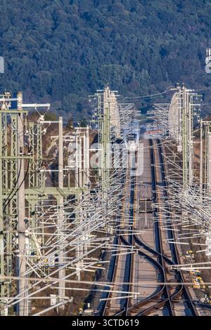 Neubaustrecke der Bahn von Wendlingen nach Ulm. Streckenabschnitt BEI Kirchheim unter Teck mit ICE. // 02.10.2025. Kirchheim unter Teck, Bade-Württemberg, Deutschland *** Nouvelle ligne de chemin de fer de Wendlingen à Ulm près de Kirchheim unter Teck avec ICE 02 10 2025 Kirchheim unter Teck, Bade-Württemberg, Allemagne Banque D'Images